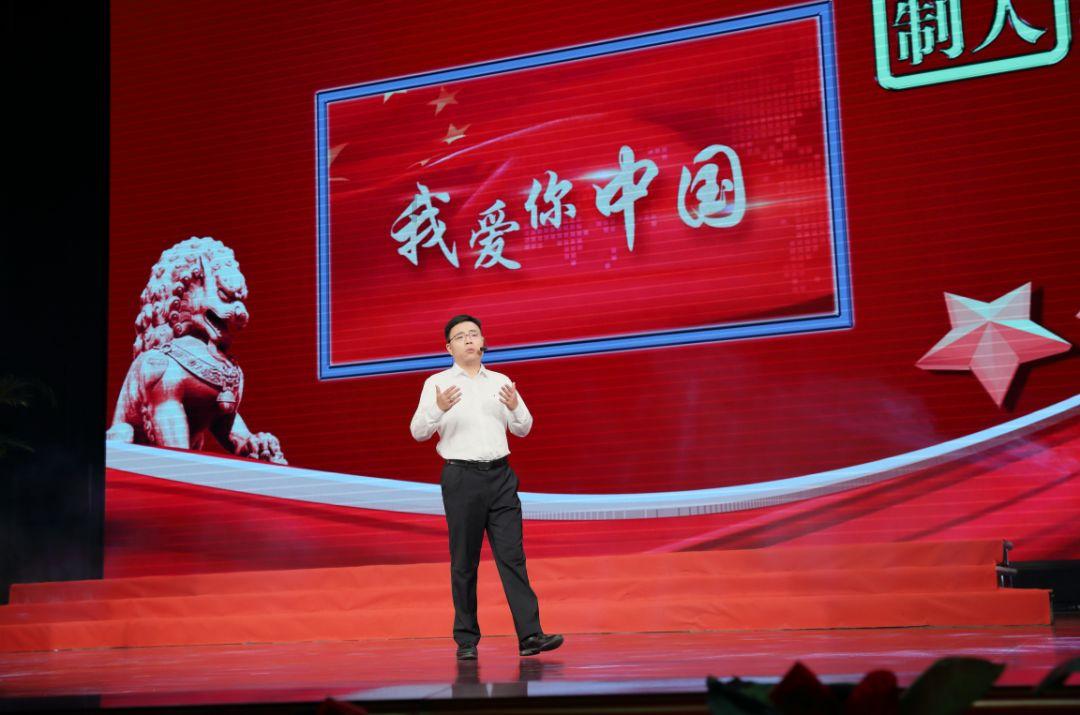 荣成市委市直机关工委到社区开展“书送春联”“清洁家园”活动